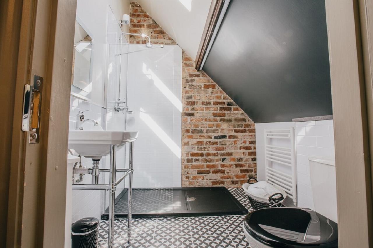 The Duke Of Edinburgh Hotel & Bar Barrow-in-Furness Екстериор снимка